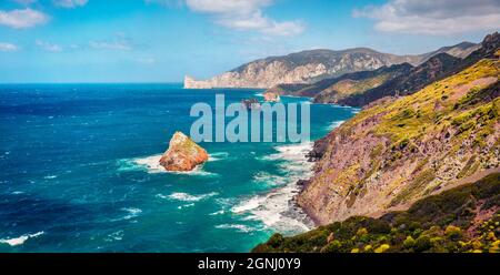 Splendida vista estiva della famosa destinazione turistica - Concali su Terrainu. Pittoresca scena mattutina dell'isola di Sardegna, Italia, Europa. Sorprendente se Foto Stock