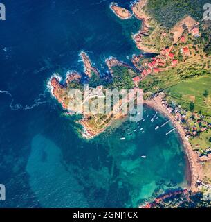 Vista dall'alto dal drone volante. Vista mozzafiato di mattina di Port de Girolata - luogo, dove non si può arrivare in auto. Incredibile scena primaverile della Corsica Foto Stock