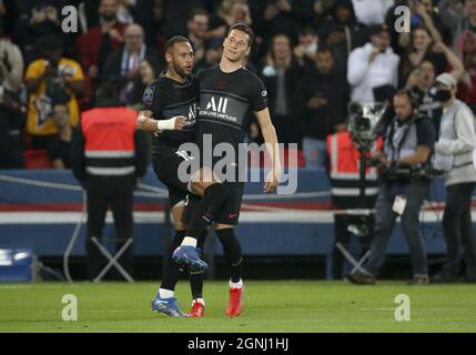 Julian Draxler del PSG celebra il suo obiettivo con Neymar Jr durante il campionato francese Ligue 1 partita di calcio tra Paris Saint-Germain (PSG) e Montpellier HSC (MHSC) il 25 settembre 2021 allo stadio Parc des Princes di Parigi, Francia - Foto: Jean Catuffe/DPPI/LiveMedia Foto Stock