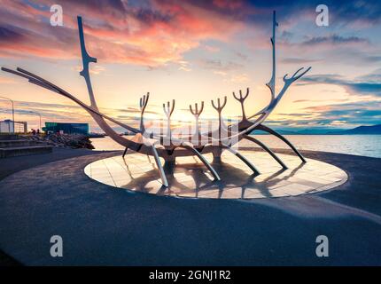 REYKJAVIK, ISLANDA - 21 GIUGNO 2019: Monumento Sun Voyager. Popolare destinazione turistica in città. Tramonto colorato a Reykjavik, Islanda, Europa. Foto Stock