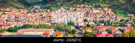 Panorama mattutino della città di Bosa, provincia di Oristano, Italia, Europa. Scena estiva soleggiata della Sardegna. Architettura viaggiando background. Foto Stock