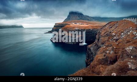 Scena mattutina cupa della cascata di Mulafossur. Spettacolare vista autunnale del villaggio di Gasadalur, Vagar, Isole Faroe, Regno di Danimarca, Europa. Viaggio c Foto Stock