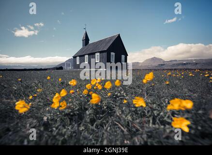 Chiesa di Budakirkja in legno nero a Saefellsnes. Vista estiva in stile retrò della penisola di Snafellsnes, Islanda occidentale, Europa. Concetto di viaggio background Foto Stock