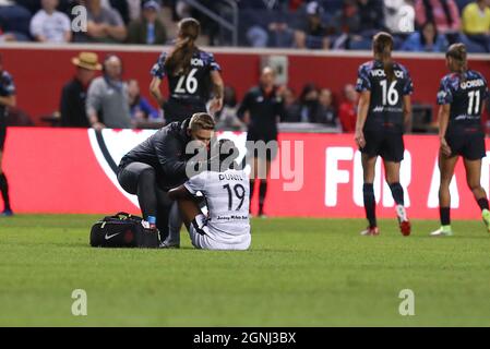 Portland Thorns FC Midfielder Crystal Dunn (19) è guardato durante una partita NWSL contro le Chicago Red Stars al SeatGeek Stadium, Sabato, Septembe Foto Stock