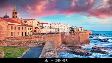 Strada vuota di sera nella vecchia fortezza di Alghero, provincia di Sassari, Italia, Europa. Fantastico tramonto estivo sull'isola di Sardegna, mare Mediterraneo Foto Stock