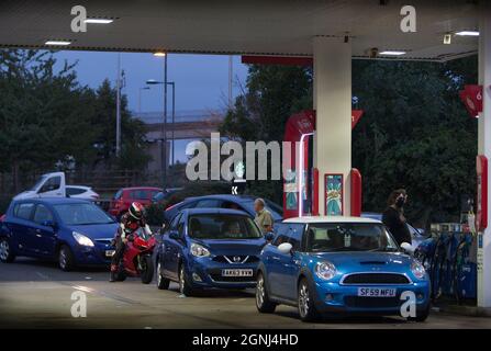 Peterborough, Regno Unito. 25 Settembre 2021. I clienti fanno la fila per il carburante presso un distributore di benzina esso, vicino Peterborough.A carenza di conducenti di veicoli pesanti (HGV) ha ridotto la quantità di carburante nelle previsioni del garage. Esso limita i clienti a £ 30.00 di carburante fino a quando la consegna non ritorna alla normalità. (Foto di Martin Pope/SOPA Images/Sipa USA) Credit: Sipa USA/Alamy Live News Foto Stock