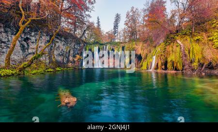 Ultimi caldi giorni autunnali nel Parco Nazionale di Plitvice. Pittoresca scena autunnale di lago d'acqua pura e cascate in Croazia, Europa. Bellezza della natura conce Foto Stock