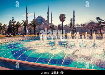 ISTANBUL, TURCHIA-31 MARZO 2016: Soleggiata vista estiva del parco Sultan Ahmet a Istanbul, Turchia, Europa. Splendida scena all'aperto con turisti e fontana Foto Stock