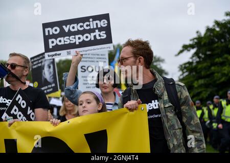 Londra, Regno Unito. 25 Settembre 2021. L'attore britannico, Laurence Fox visto durante la dimostrazione. Anti-vaccino e anti-covid 19 manifestanti passaporti si sono riuniti in Hyde Park e marciato attraverso il centro di Londra. Credit: SOPA Images Limited/Alamy Live News Foto Stock