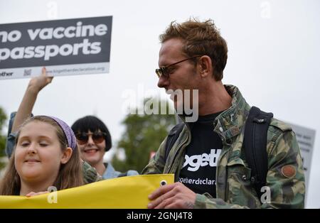 Londra, Regno Unito. 25 Settembre 2021. L'attore britannico, Laurence Fox visto durante la dimostrazione. Anti-vaccino e anti-covid 19 manifestanti passaporti si sono riuniti in Hyde Park e marciato attraverso il centro di Londra. Credit: SOPA Images Limited/Alamy Live News Foto Stock