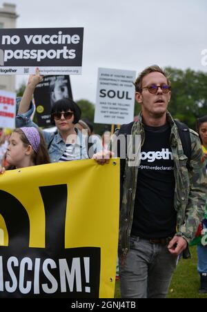 Londra, Regno Unito. 25 Settembre 2021. L'attore britannico, Laurence Fox visto durante la dimostrazione. Anti-vaccino e anti-covid 19 manifestanti passaporti si sono riuniti in Hyde Park e marciato attraverso il centro di Londra. Credit: SOPA Images Limited/Alamy Live News Foto Stock