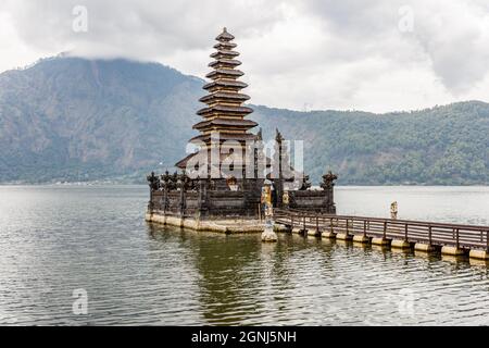 Tempio indù balinese pura Segara Ulun Danu Batur sul lago Batur (Danau Batur) a Kintamani, Bangli, Bali, Indonesia. Foto Stock