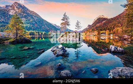 Scena mattutina calma del lago Hintersee con il picco di Hochkalter sullo sfondo, Germania. Magnifica vista autunnale delle Alpi Bavaresi. Bellezza della natura concetto b Foto Stock