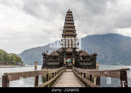 Tempio indù balinese pura Segara Ulun Danu Batur sul lago Batur (Danau Batur) a Kintamani, Bangli, Bali, Indonesia. Foto Stock