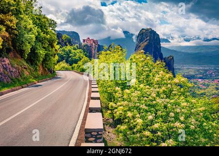 Splendida scena primaverile a Meteora, patrimonio dell'umanità dell'UNESCO. Magnifica vista mattutina dei monasteri ortodossi orientali, costruiti su colonne di roccia. Foto Stock