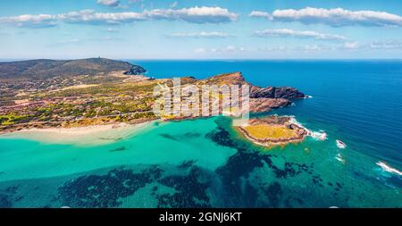 Vista dal drone volante. Vista estiva mozzafiato del capo Falcone e della Torre della Pelosa. Scena mattutina di sole del villaggio la Pelosa, Sardegna isla Foto Stock