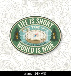 La vita è breve e il mondo è ampio. Adesivo o patch avventura all'aperto. Vettore. Concetto per camicia o logo, stampa, timbro o tee. Design vintage con Illustrazione Vettoriale