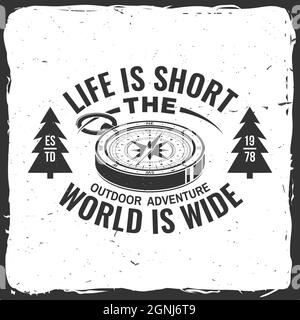 La vita è breve e il mondo è ampio. Avventura all'aperto. Vettore. Concetto per camicia o logo, stampa, timbro o tee. Design tipografico vintage con retrò Illustrazione Vettoriale
