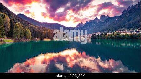 Spettacolare tramonto estivo sul lago di Santa Caterina con le tre Cime di Lavaredo sullo sfondo. Fantastica vista serale di Auronzo di Cadore / AUL Foto Stock