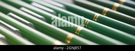 Set di matite di legno verde in diverse sfumature closeup Foto Stock