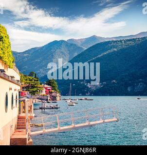 Laglio è una cittadina sul lago di Como, provincia di Como, Lombardia, Italia, Europa. Luminosa vista estiva delle Alpi italiane. Concetto di viaggio Foto Stock