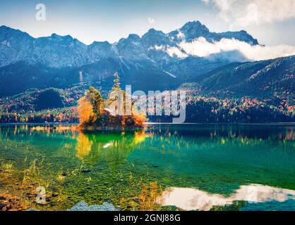 Spettacolare vista mattutina del lago Eibsee con la catena montuosa Zugspitze sullo sfondo. Perfetta scena autunnale delle Alpi bavaresi, della Germania, dell'Europa. Bellezza di Foto Stock