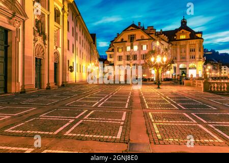 Vista panoramica serale della famosa attrazione turistica - Jesuitenplatz. Paesaggio urbano autunnale illuminato di Lucerna. Splendida vista all'aperto della Svizzera, E. Foto Stock