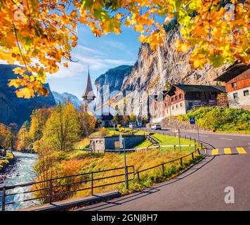 Colorata scena mattutina del villaggio di Lauterbrunnen. Brillante vista autunnale delle Alpi svizzere, Oberland Bernese nel cantone di Berna, Svizzera, Europa. Bellezza Foto Stock