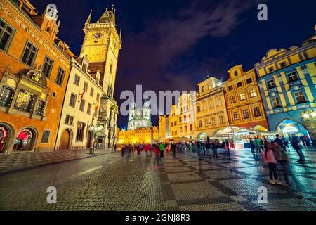 Molti turisti che camminano nella notte di primavera sulla piazza della Città Vecchia con la Chiesa di Tyn. Spettacolare paesaggio serale della capitale della Repubblica Ceca - Praga, Foto Stock