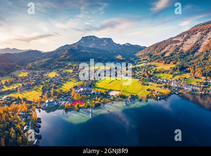 Vista dal drone volante. Impressionante scena autunnale del lago di Altausseer. Paesaggio serale delle Alpi austriache. Vista mozzafiato autunno del villaggio di Altaussee. TR Foto Stock