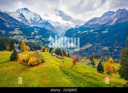 Vista dal drone volante del villaggio di Wengen, distretto di Lauterbrunnen. Scena mattutina cupa delle Alpi svizzere. Drammatico paesaggio autunnale della Svizzera Foto Stock