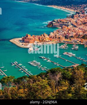 Paesaggio urbano mattutino della città di Castellammare del Golfo. Stupendo mare estivo del Mediterraneo. Scena colorata della Sicilia, provincia di Trapani Foto Stock