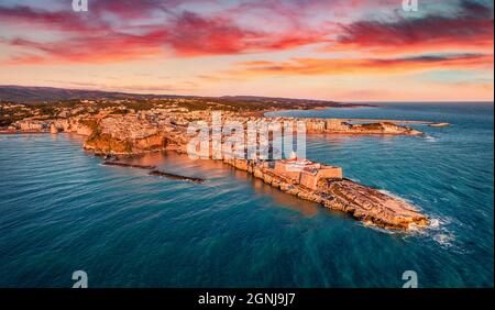 Vista dal drone volante. Suggestivo paesaggio urbano mattutino di Vieste - città costiera nel Parco Nazionale del Gargano con Castello Svevo, Italia, Europa. Somma meravigliosa Foto Stock