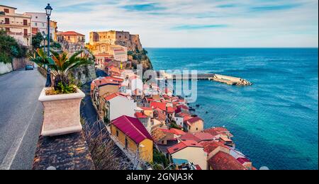 Pittoresca vista mattutina della città di Scilla con il castello Ruffo sullo sfondo, amministrativamente parte della città metropolitana di Reggio Calabria, Italia, EUR Foto Stock