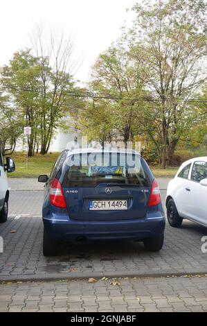 POZNAN, POLONIA - Nov 01, 2015: Un colpo verticale di una Mercedes Benz blu scuro parcheggiata A180 CDI sulla strada di Poznan, Polonia Foto Stock