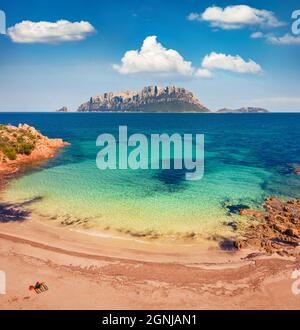 Vista dal drone volante. Calda giornata estiva sulla spiaggia del dottore. Scena mattutina di sole dell'isola di Sardegna, Italia, Europa. Mare Mediterraneo esotico Foto Stock