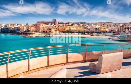 Splendida vista primaverile della città costiera nella regione Puglia dell'Italia meridionale - Otranto, Puglia, Italia, Europa. Pittoresca scena mattutina di Alimini B. Foto Stock