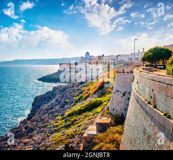 Paesaggio primaverile di Santa Cesarea Terme - comune e comune in provincia di Lecce, Puglia, Italia meridionale, Europa. Splendida mattina di mare Foto Stock