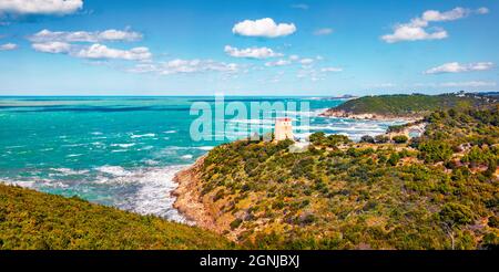 Soleggiata scena primaverile del Parco Nazionale del Gargano. Bella vista mattutina della Torre di San Felice in Puglia, Italia, Europa. Pittoresco paesaggio marino Foto Stock