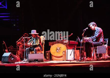 Verona Italia. 25 settembre 2021. Il cantautore e produttore di dischi italiano Adelmo Fornaciari, noto sul palco come ZUCCHERO FORNACIARI, si esibisce dal vivo all'Arena di Verona durante l'Inacustico Tour 2021. Foto Stock