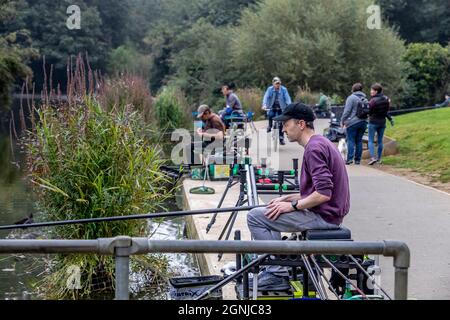 Northampton. REGNO UNITO. 26 settembre 2021. Abington Park. L'ultimo fine settimana di gara di pesca della stagione per Abington Fishing Club che ha avuto inizio alle 0900, con i soci in tutto il lago del parco. Credit: Keith J Smith./Alamy Live News. Foto Stock