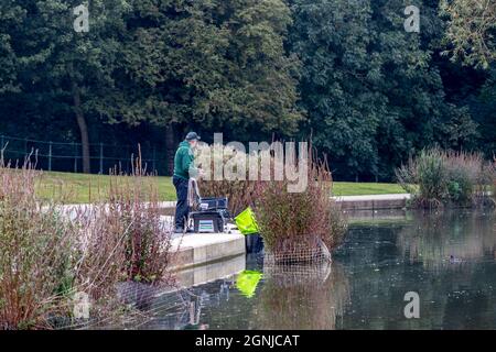 Northampton. REGNO UNITO. 26 settembre 2021. Abington Park. L'ultimo fine settimana di gara di pesca della stagione per Abington Fishing Club che ha avuto inizio alle 0900, con i soci in tutto il lago del parco. Credit: Keith J Smith./Alamy Live News. Foto Stock