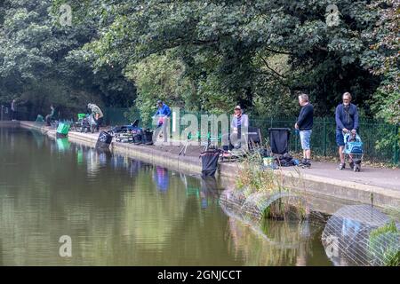 Northampton. REGNO UNITO. 26 settembre 2021. Abington Park. L'ultimo fine settimana di gara di pesca della stagione per Abington Fishing Club che ha avuto inizio alle 0900, con i soci in tutto il lago del parco. Credit: Keith J Smith./Alamy Live News. Foto Stock