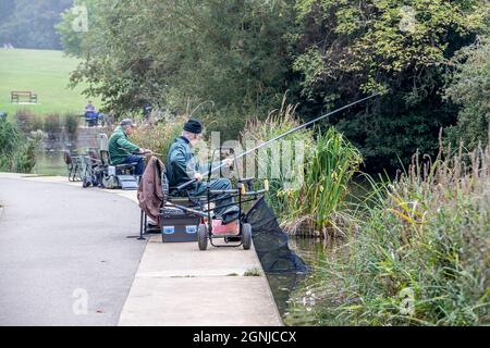 Northampton. REGNO UNITO. 26 settembre 2021. Abington Park. L'ultimo fine settimana di gara di pesca della stagione per Abington Fishing Club che ha avuto inizio alle 0900, con i soci in tutto il lago del parco. Credit: Keith J Smith./Alamy Live News. Foto Stock