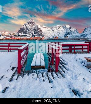 Molo di legno sulla baia di Gravdal. Attraente scenario invernale di popolare destinazione turistica - arcipelago delle Isole Lofoten. Bella mare di Norvegia. Foto Stock