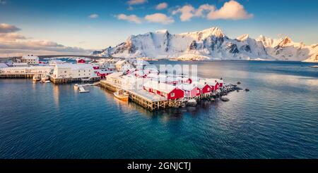 Vista dal drone volante della piccola città di pescatori - Hamnoy, Norvegia, Europa. Vista panoramica del mare norvegese al mattino. Fantastica scena invernale di Lofoten Foto Stock