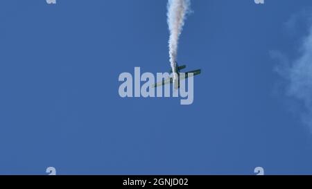 Maribor Airshow Slovenia AGOSTO, 15, 2021 l'aereo Aerobatico si tuffa verticalmente nel cielo blu. Spazio di copia. MX Aircraft MXS di Veres Zoltan Foto Stock