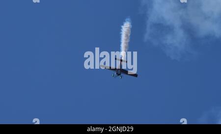 Maribor Airshow Slovenia AGOSTO, 15, 2021 l'aereo Aerobatico si tuffa verticalmente nel cielo blu. Spazio di copia.. MX Aircraft MXS di Veres Zoltan Foto Stock