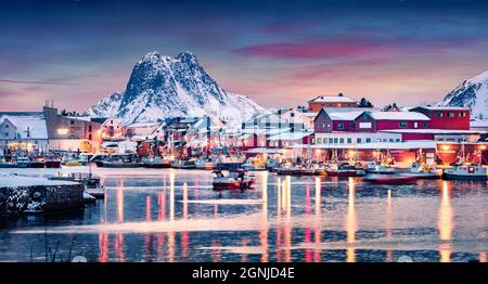 Vista panoramica serale del porto di Ballstad. Sorprendente tramonto invernale sulle isole Lofoten, Norvegia, Europa. Splendida fuga di mare norvegese. Durata superiore a p Foto Stock