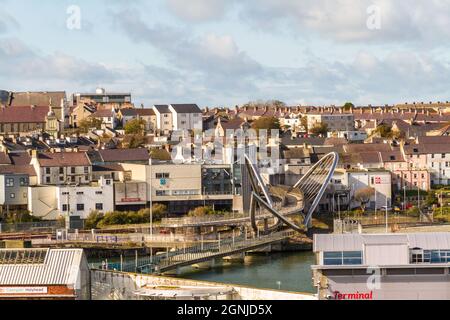 Holyhead, Galles – 6 ottobre 2020: Città di Holyhead con Celtic Gateway Bridge, Anglesey, Galles, paesaggio Foto Stock